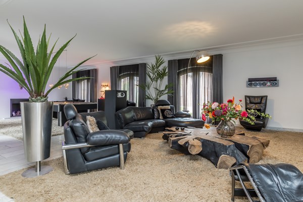 Foto - Te koop: Op een schitterende en rustige locatie in de geliefde villawijk "Moltbos" staat deze stijlvolle, vrijstaande villa met een uitzonderlijk royaal woonoppervlak.